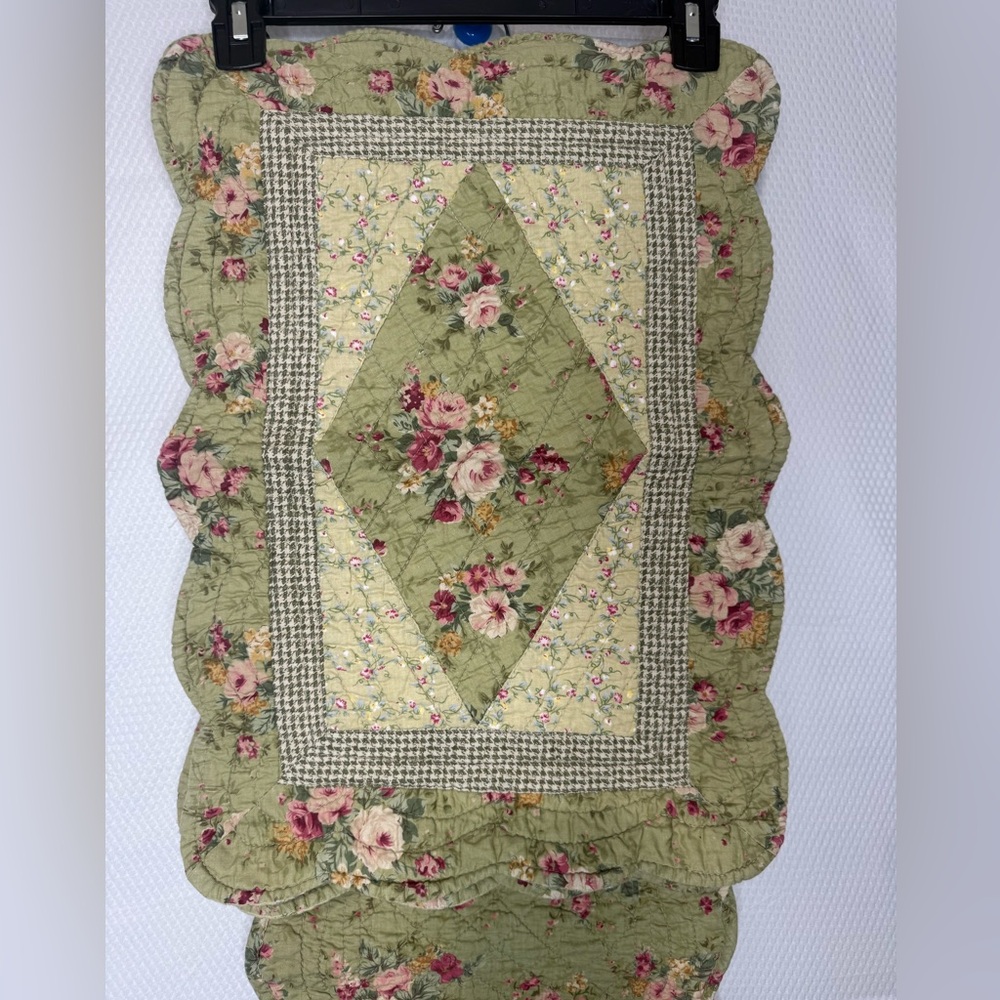 Floral Cottagecore Reversable Quilted Table Runner and Placemats - Picture 2 of 13